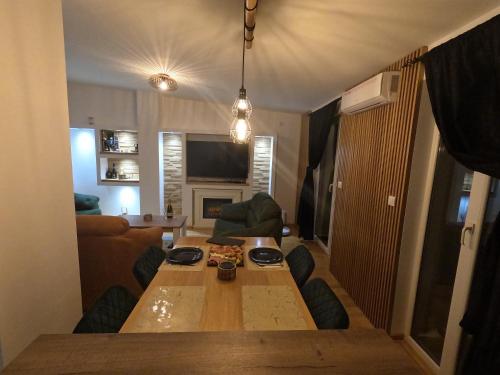 a living room with a table and a couch at Bella Lux Centar in Mladenovac