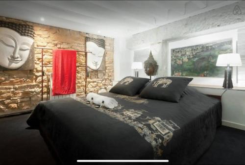 une chambre avec un grand lit et un mur en pierre dans l'établissement Loft sur saône, à Lyon