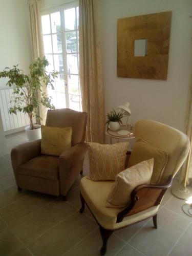 un soggiorno con divano e sedia di The bungalow a Saintes
