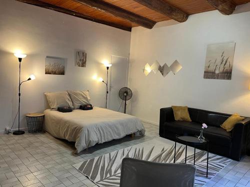 une chambre avec un lit et un canapé dans l'établissement Appartement Marseillais - Vieux Port, à Marseille