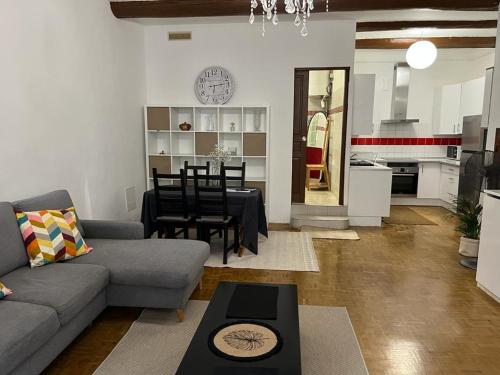 un salon avec un canapé et une table dans l'établissement Appartement Marseillais - Vieux Port, à Marseille