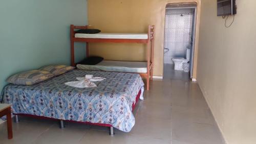 um quarto com uma cama e beliches num quarto em Hotel Gods Time Is The Best em Boa Vista
