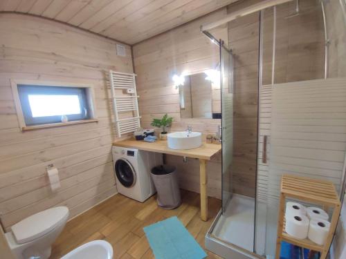 a bathroom with a toilet sink and a shower at Mazury Dom Oluś nad jeziorem Sasek Wielki z gorącą balią in Szczytno