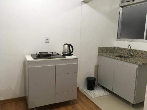 A kitchen or kitchenette at Loft aconchegante próximo Consulado Americano e Hospital Conceição