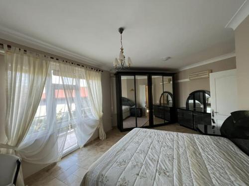 una camera con un grande letto e una grande finestra di Villa Elysium a Gebze