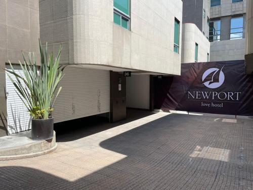 un edificio con un cartel que dice hotel de nueva ley portuaria en NewPort Love Hotel, en Ciudad de México