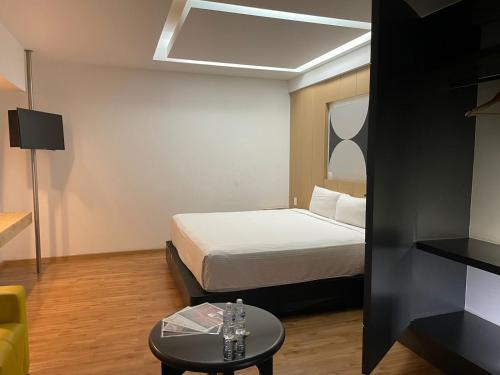 Habitación de hotel con cama y mesa en NewPort Love Hotel, en Ciudad de México