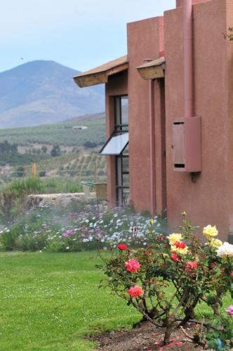 a building with a bunch of flowers in front of it at Hotel Altos de Tuqui in Ovalle