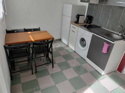 une cuisine avec une table et une machine à laver dans l'établissement LOFT CONFORTABLE, à Vitry-sur-Seine