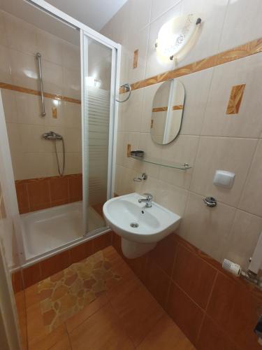 bagno con lavandino, doccia e servizi igienici di Karkoz a Karpacz