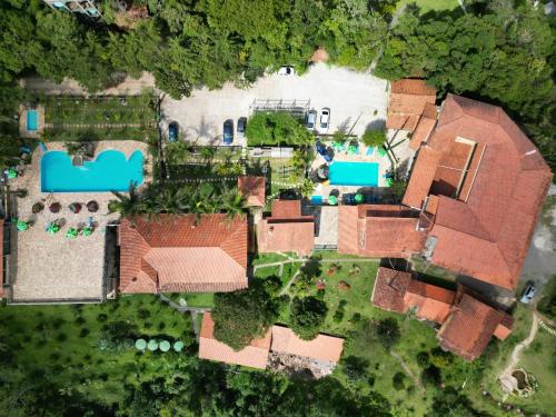 z góry widok na dom z ogródkiem w obiekcie Hotel Alpha Ville Chalés w mieście Conceição da Ibitipoca