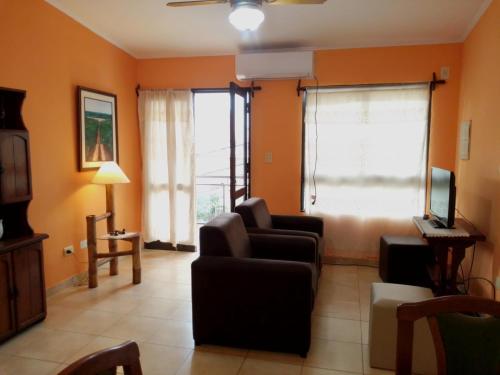 波薩達斯的住宿－Costa Posadas，带沙发和电视的客厅以及2扇窗户。