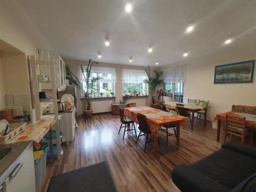 a kitchen and living room with tables and chairs at Karkoz Karpacz in Karpacz