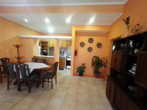 波薩達斯的住宿－Costa Posadas，用餐室以及带桌椅的厨房。