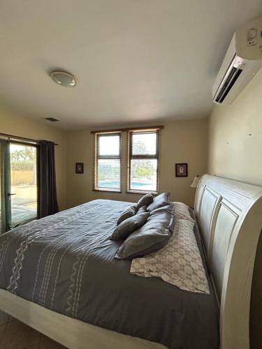 um quarto com uma cama grande com almofadas em Perfect Sunset View em Palm-Eagle Beach