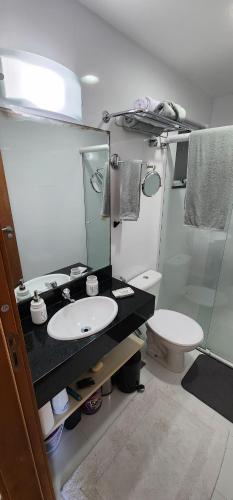 y baño con lavabo, aseo y espejo. en Porto Marina Itacuruçá Mangaratiba en Mangaratiba