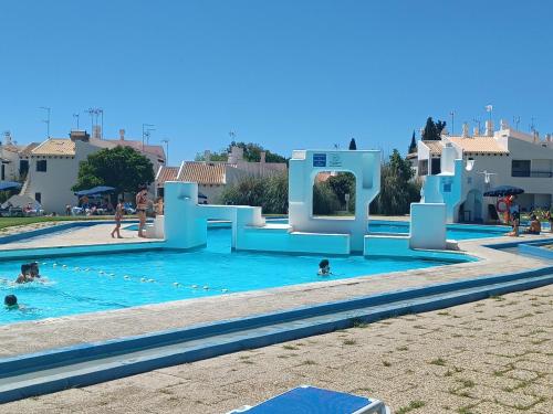 una piscina con gente en el agua en Pedras D` EL Rei Village, en Tavira