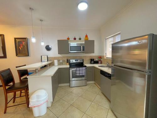 Кухня или мини-кухня в Diamante 242 ST Town home in Gold Coast 2 Bedrooms 3 Bath 3 Community Pools
