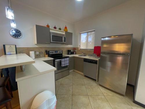 Una cocina o kitchenette en Diamante 242 ST Town home in Gold Coast 2 Bedrooms 3 Bath 3 Community Pools