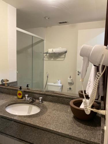 a bathroom with a sink and a mirror at Flat próximo Congonhas in São Paulo