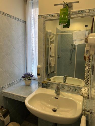 een badkamer met een wastafel en een spiegel bij Il Timone Loreto in Monterosso al Mare