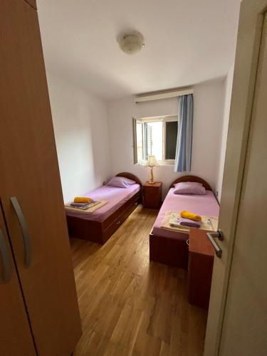 Katil atau katil-katil dalam bilik di Petrovac apartment