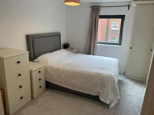 een slaapkamer met een bed, een ladekast en een raam bij Borough Central London in Londen