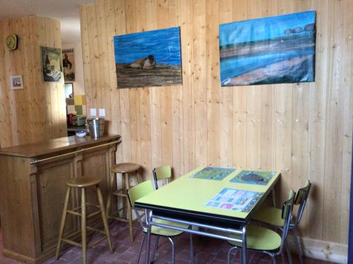 un bar avec une table et des chaises dans une pièce dans l'établissement La cabine le Courlis, au Tréport