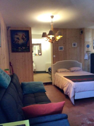 une chambre avec un lit et un canapé dans l'établissement La cabine le Courlis, au Tréport