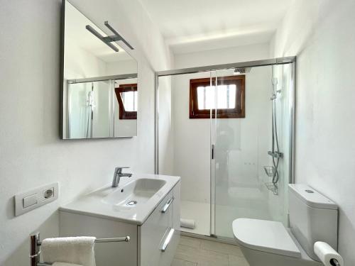 a white bathroom with a sink and a shower at O sole mio en Playa honda in Playa Honda