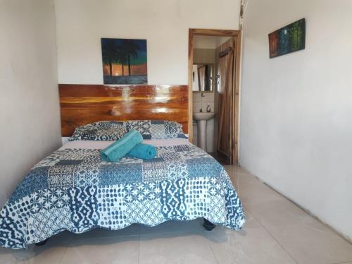 - une chambre avec un lit et une couette bleue et blanche dans l'établissement Guest House Villa Machalilla, à Machalilla