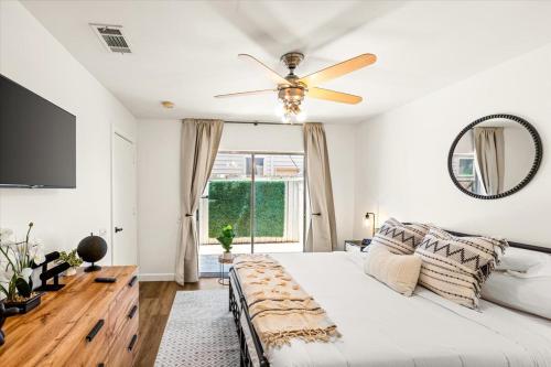 una camera da letto con un letto e un ventilatore a soffitto di Luxe 3 Story Townhome with Downtown View Near NRG Stadium Centrally Located Walkable To Popular Restaurants sleeps 8 a Houston