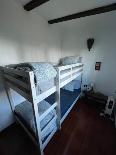 מיטה או מיטות קומותיים בחדר ב-La Casita de La Esperanza