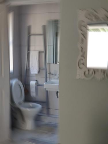 łazienka z toaletą i umywalką w obiekcie Charis on Beaumont Theatre w mieście Ramsgate