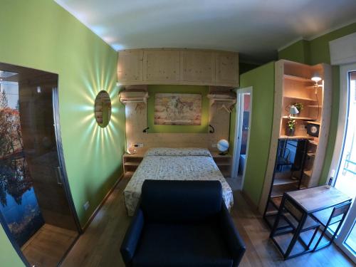 um quarto com uma cama num quarto com paredes verdes em Michele Guest House em Pisa