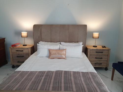 sypialnia z dużym łóżkiem i 2 szafkami nocnymi w obiekcie Charis on Beaumont Theatre w mieście Ramsgate