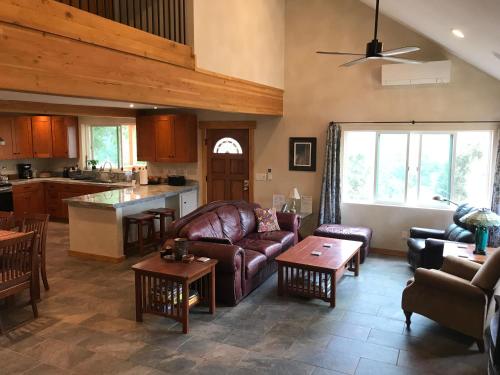 uma sala de estar com um sofá e uma mesa em Morning Star Vista near Yosemite - countryside with mountain views em Mariposa