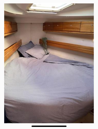 una cama en la parte trasera de un barco en Velero en club náutico valencia mar en Valencia