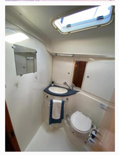 a small bathroom with a toilet and a sink at Velero en club náutico valencia mar in Valencia