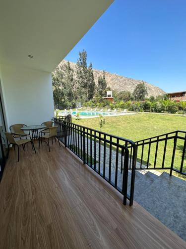 - un balcon d'une maison avec une table et des chaises dans l'établissement HOTEL & BUNGALOWS VILLA PALMERAS LUNAHUANA, à Lunahuaná
