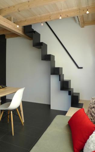 - un escalier dans une pièce avec une table et une chaise dans l'établissement Chalet*** au pied d'une prairie face à la montagne, à Sixt-Fer-à-Cheval