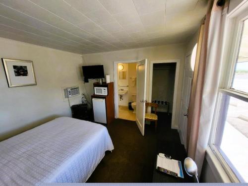 Postel nebo postele na pokoji v ubytování Rose's Motel