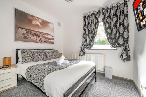 a bedroom with a bed and a window at *F2GH* for your most relaxed & Cosy stay + Free Parking + Free Fast WiFi * in Bramley