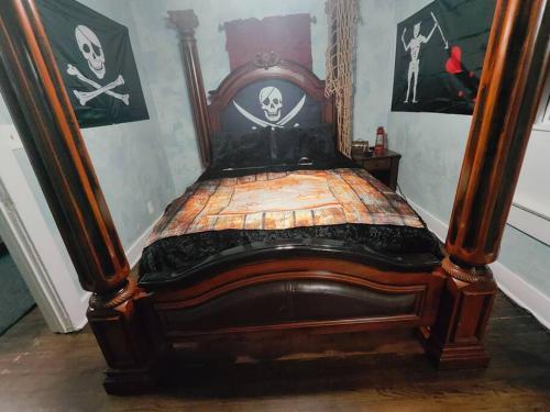 1 cama con marco de madera en una habitación en Pirate Seeking crew. Downtown Fort Smith, en Fort Smith