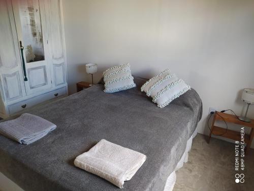 1 dormitorio con 1 cama con 2 almohadas en Casa de montaña en Cortaderas