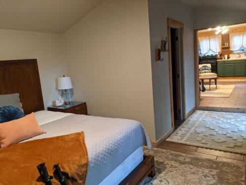 Katil atau katil-katil dalam bilik di Loblolly Pines CenterPoint Camp House