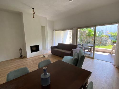 - un salon avec une table et un canapé dans l'établissement Casa Salima a Deiva Marina tra 5 Terre e Portofino, à Deiva Marina