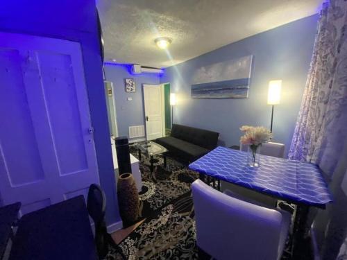 une chambre bleue avec une table et un canapé dans l'établissement CHRIS LUXURY HOME, à Baltimore