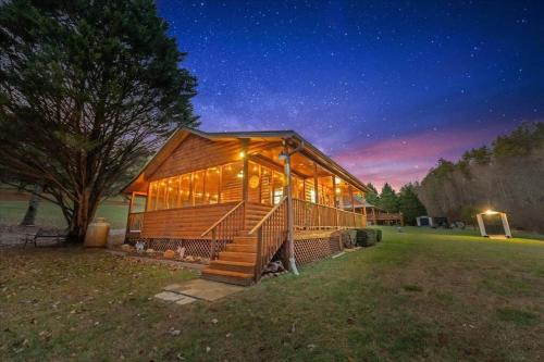 Κήπος έξω από το TNT II Creek Front, Hot Tub, Fire Pit