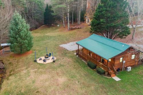 Κήπος έξω από το TNT II Creek Front, Hot Tub, Fire Pit